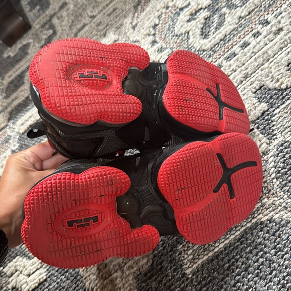 Nike LeBron 19 bred (GS) - Picture 4 of 8